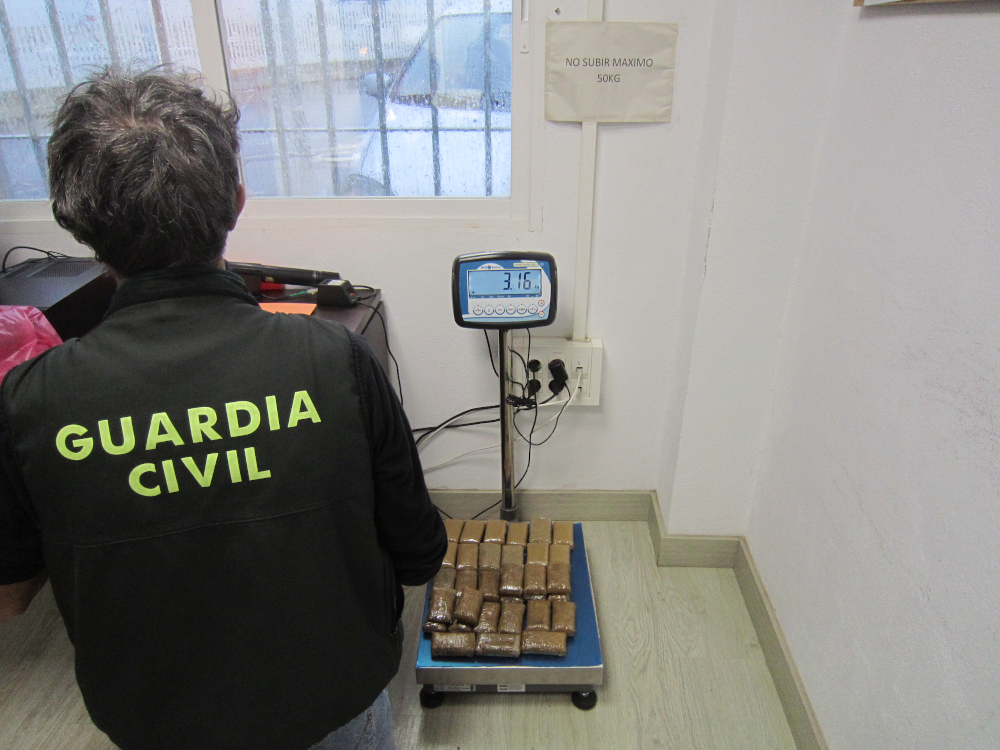 Un detenido en el puerto de Motril por transportar 5.5 kilos de hachs en el coche con el que viajaba