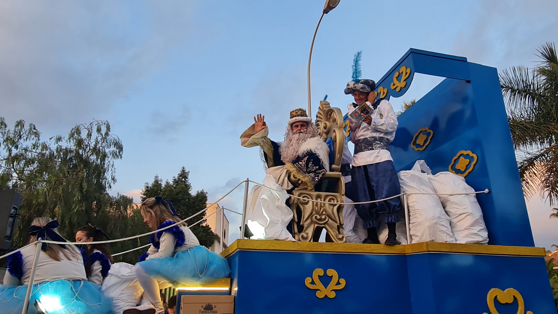 Los Reyes Magos traen a Almuñécar la magia y la ilusión en cabalgata