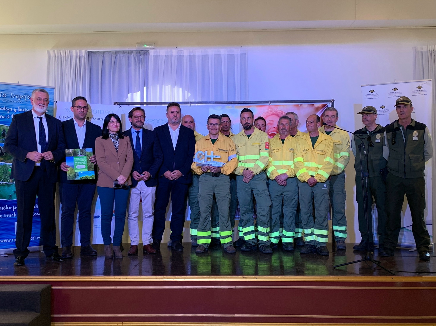 Los bomberos del IINFOCA y el ex delegado de Turismo, Gustavo Rodríguez, reciben el reconocimiento de los empresarios de las playas de la Costa Tropical