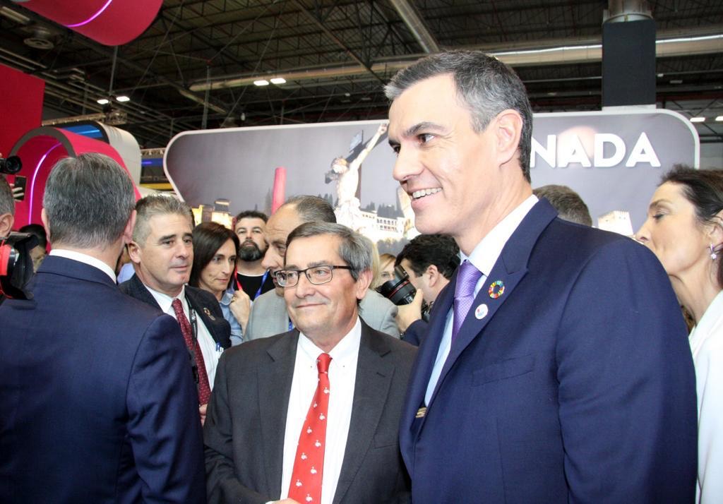 El presidente del Gobierno visita el stand de Granada en Fitur 2023 