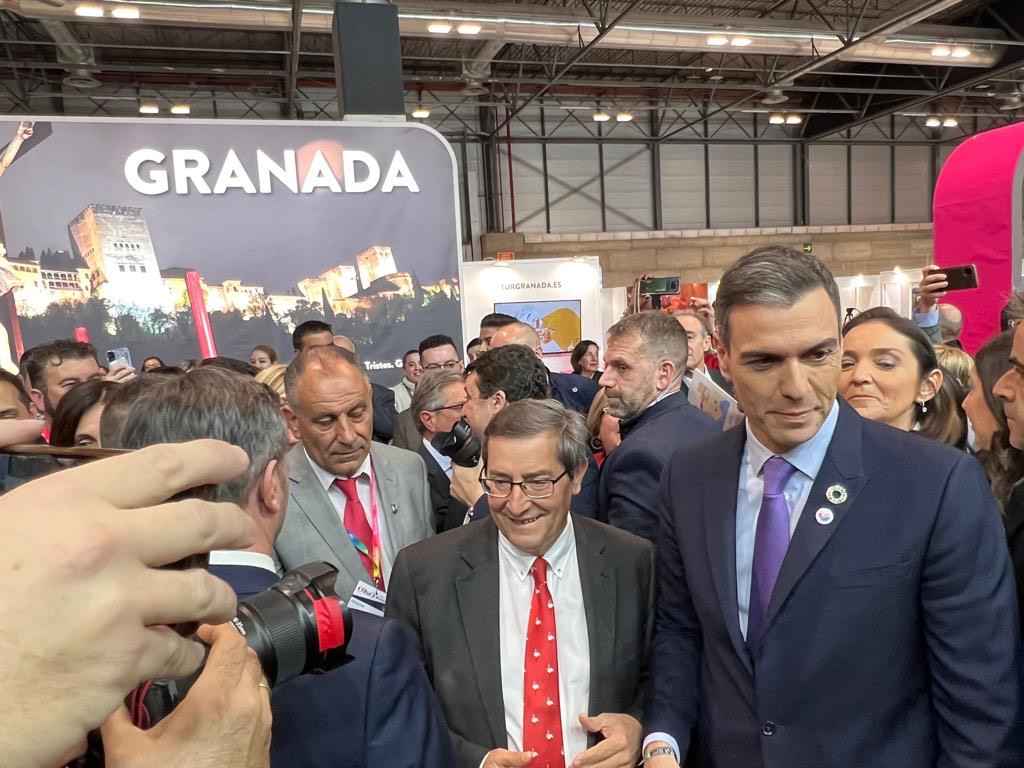 El presidente del Gobierno visita el stand de Granada en Fitur 2023 