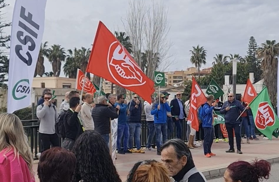 Las secciones sindicales de CSIF y UGT se manifiestan para protestar contra “la falta de interés” del equipo de Gobierno de Almuñécar. 