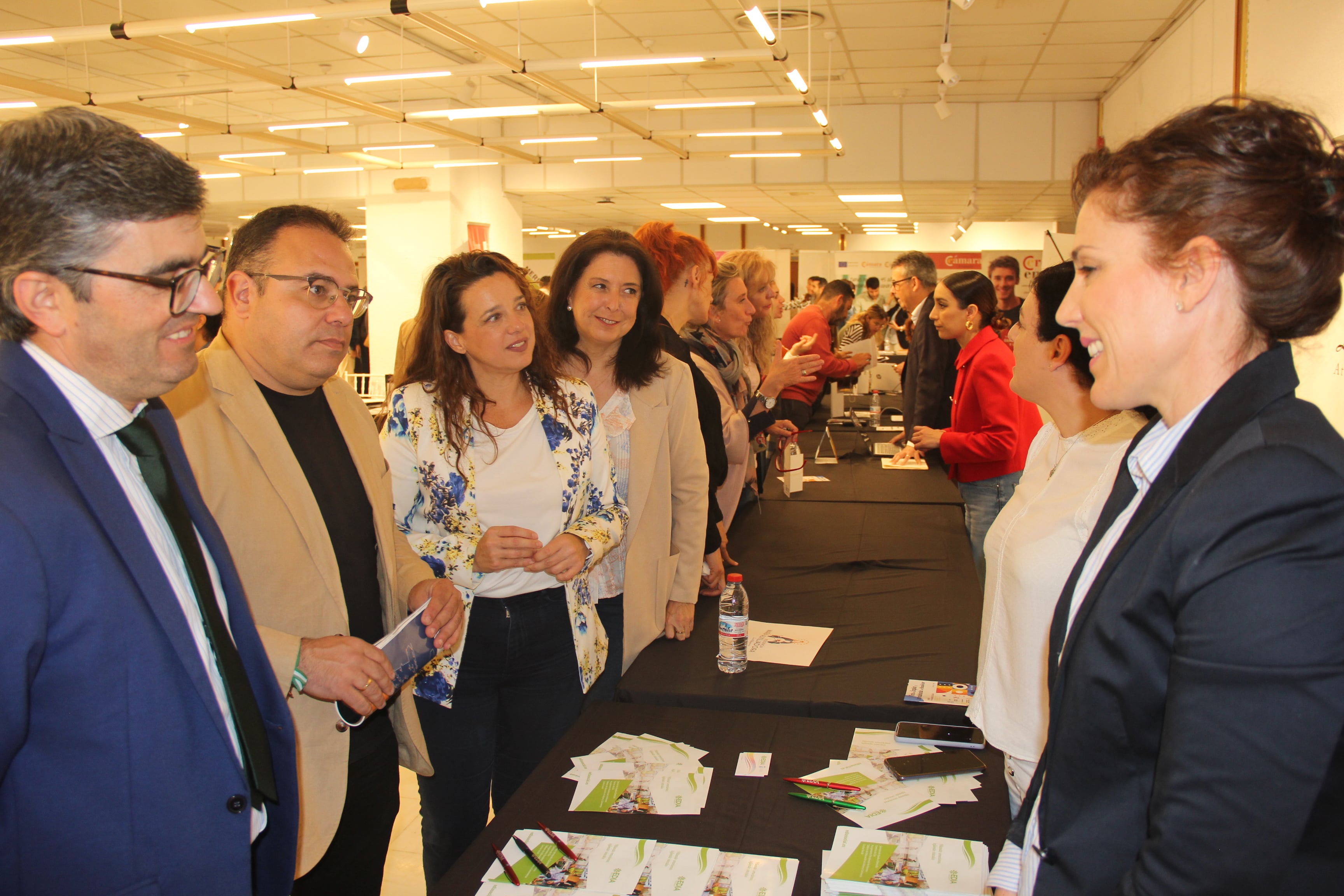 La I Feria de Empleo y Emprendimiento de Almuñécar reúne a grandes empresas con emprendedores y demandantes de empleo
