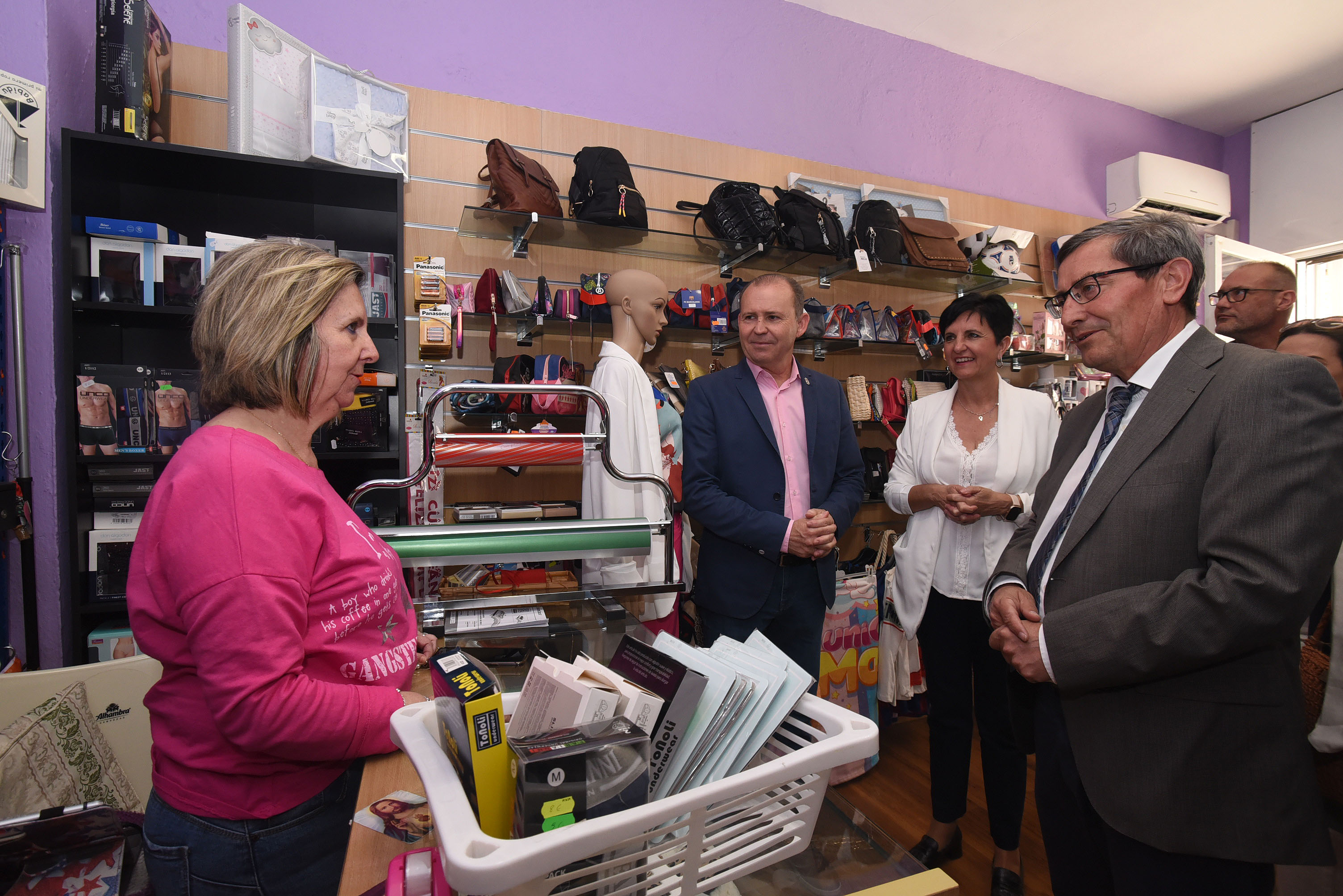 El presidente de la Diputación visita Vélez de Benaudalla, donde mantiene un encuentro con empresarias del medio rural
