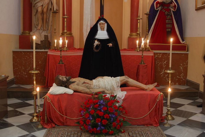 Sábado Santo de Vía Crucis parroquial con el Santísimo Cristo de la Misericordia y María Santísima de la Soledad