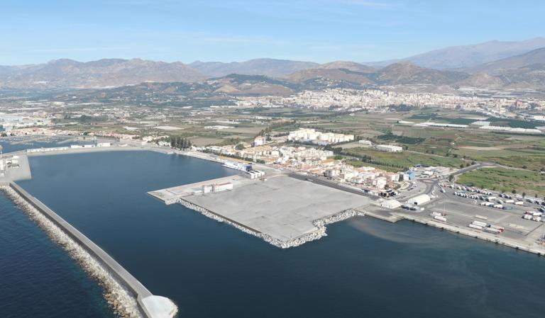 En fase de hormigonado y cimentación el proyecto de la futura nave de inspección de vehículos del Puerto de Motril