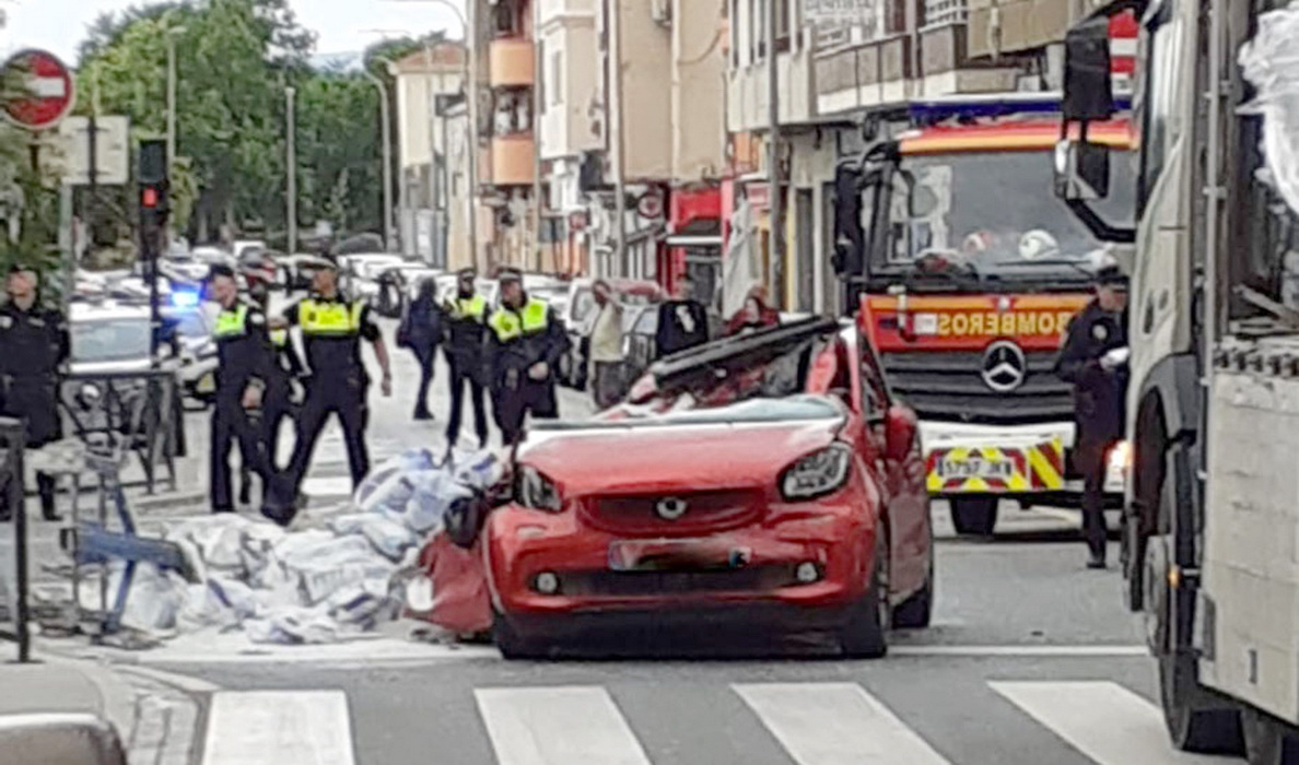 Una mujer resulta ilesa tras caer sobre su vehculo la carga de un camin gra en Granada