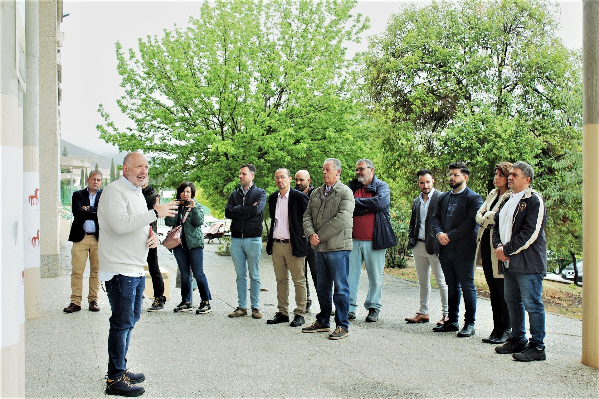 Visita del delegado de Cultura al yacimiento del Cerro de los Infantes donde se han hallado piezas de poca bera y romana