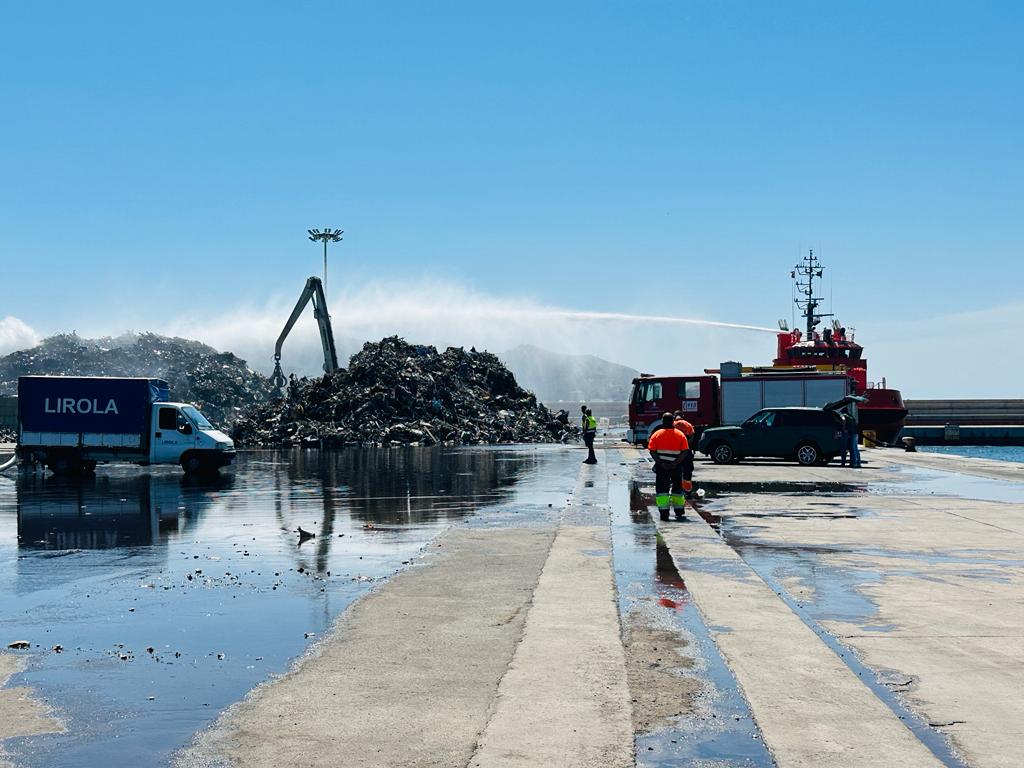 La autoridad portuaria abrirá una investigación para conocer las causas del incendio originado en una montaña de chatarra.