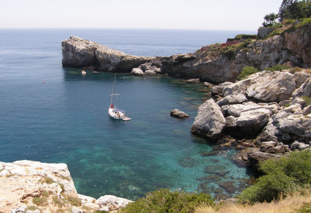 Un escurridizo ladrón es detenido por la Guardia Civil tras su intento de huida arrojándose al mar desde un acantilado en la Herradura
