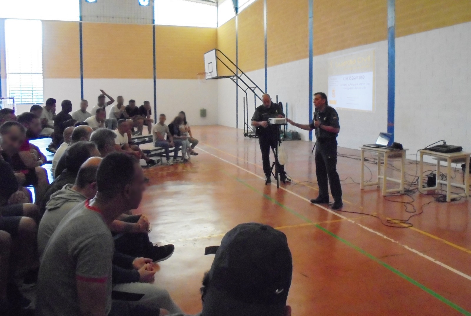El Centro Penitenciario de Albolote se forma sobre los peligros de internet a través de una jornada impartida por la Guardia Civil