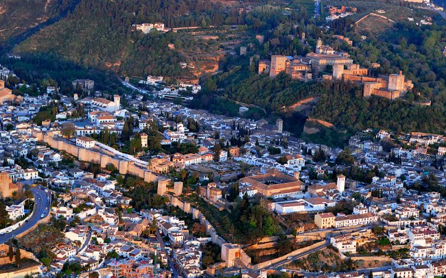 La delegación de Cultura pone en marcha una campaña para controlar actuaciones ilegales en el Albaicín y Elvira
