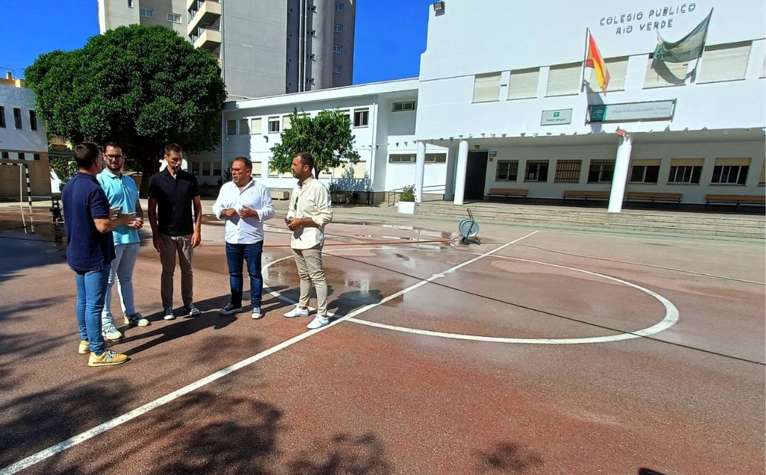 Las pistas deportivas de varios centros educativos de Almucar contarn con una inversin municipal de 200.000 euros para su puesta a punto