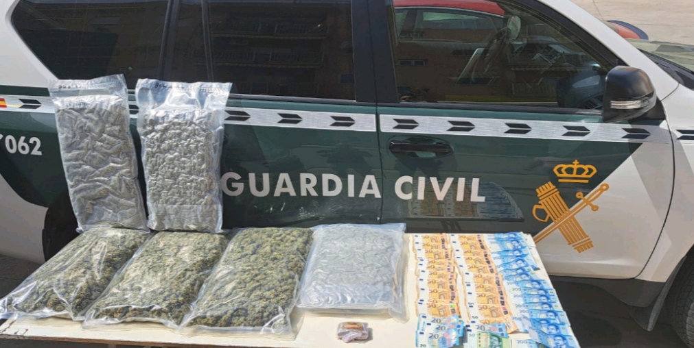 Dos personas son sorprendidas por la Guardia Civil transportando marihuana en sus vehículos