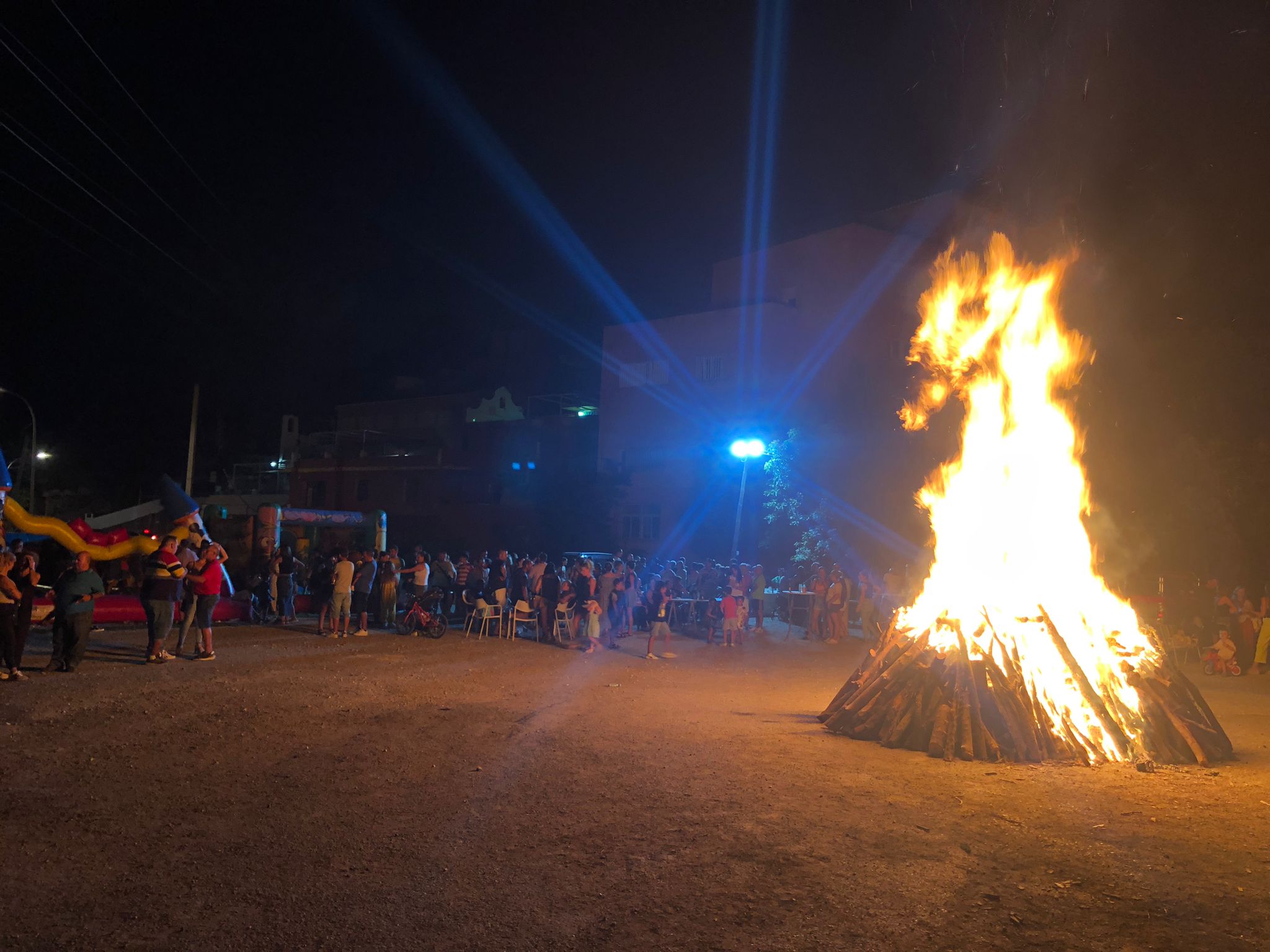 La 'Noche de las Lumbres' reunió a cientos de vecinos en el barrio almuñequero de  Torrecuevas     

