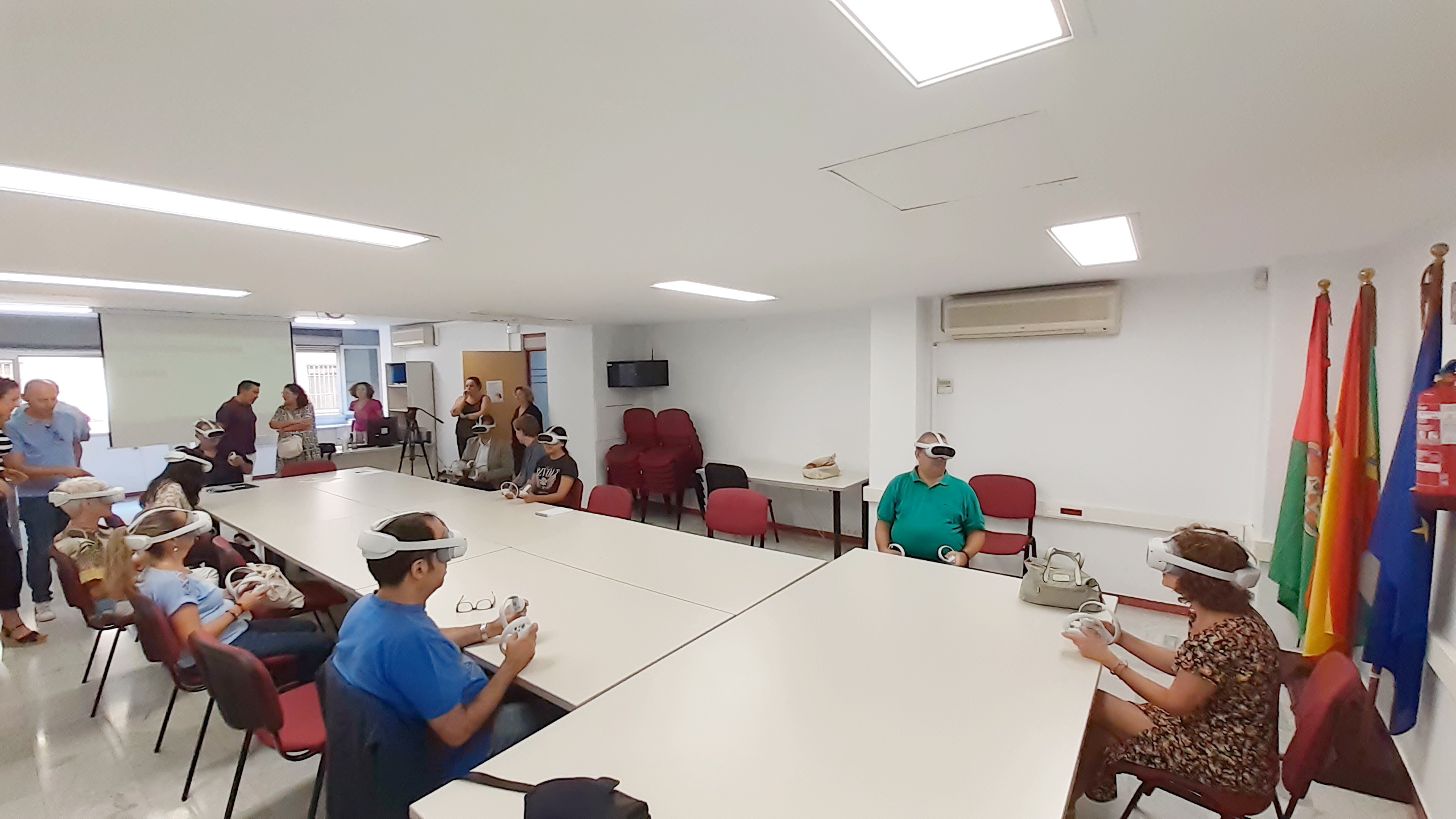 Las oficinas SAE de Almuñécar y Santa Fe inician un proyecto piloto con gafas de realidad virtual para mejorar las competencias de los usuarios