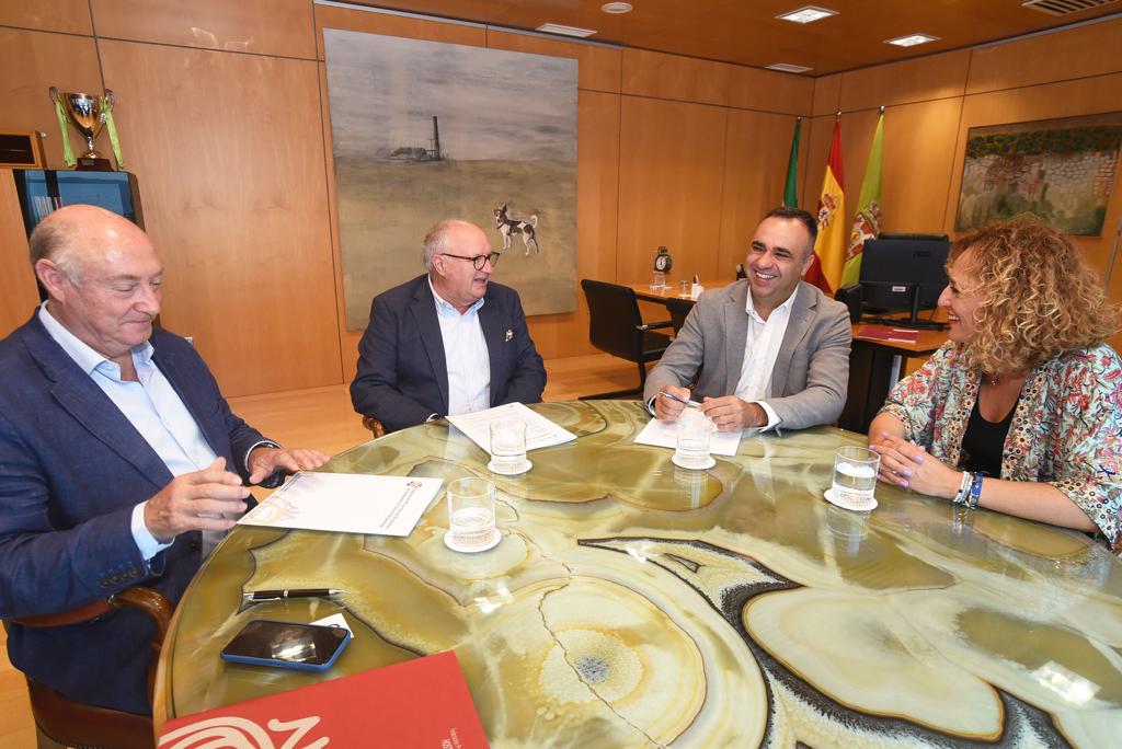 Luchar contra el aislamiento de Granada en materia de infraestructuras y conexiones, eje prioritario de trabajo de la Diputación y la Federación de Hostelería y Turismo
