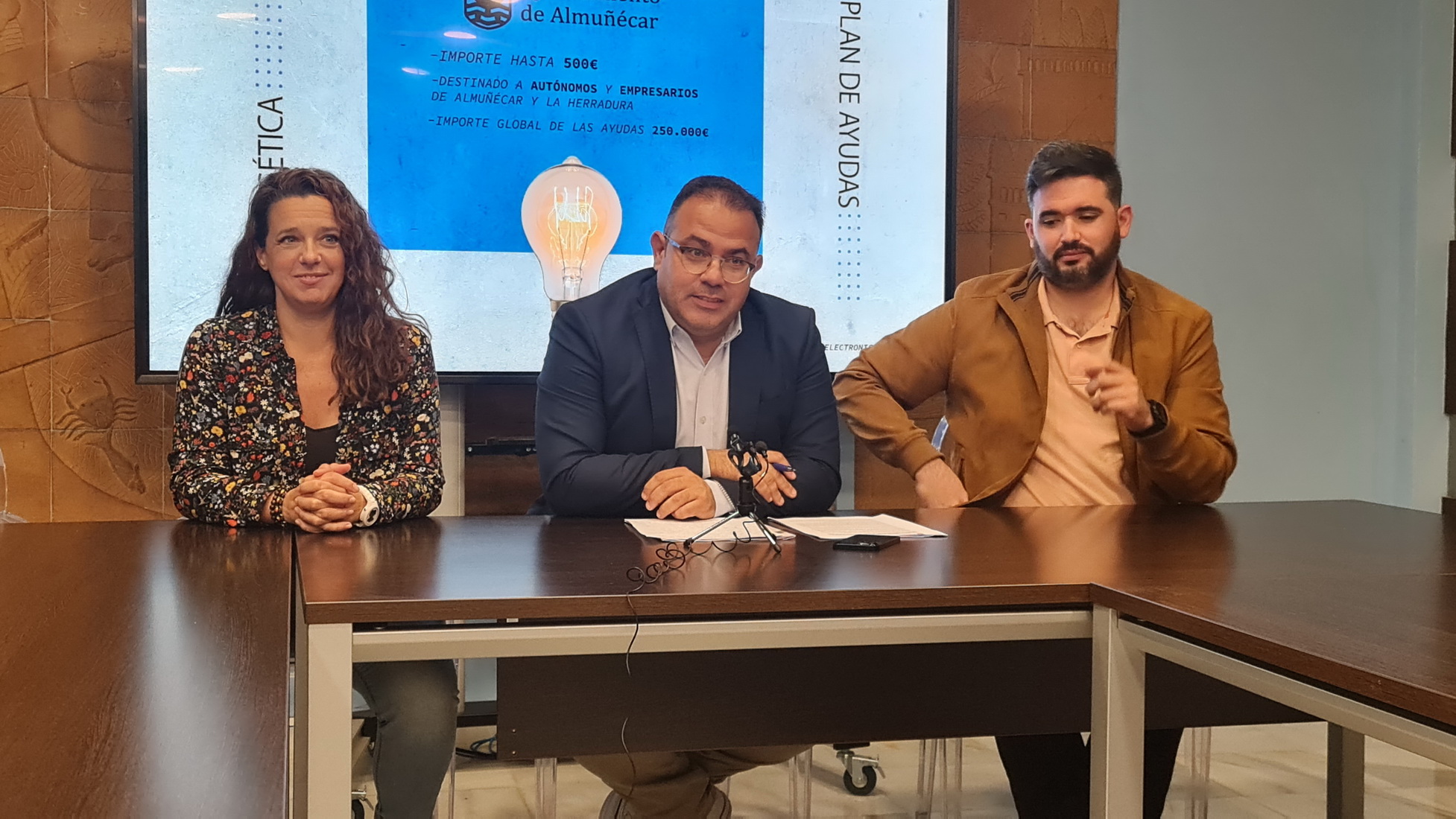 El Ayuntamiento de Almuñécar subvenciona a 365 pymes y autónomos con 500 euros para minimizar la crisis energética