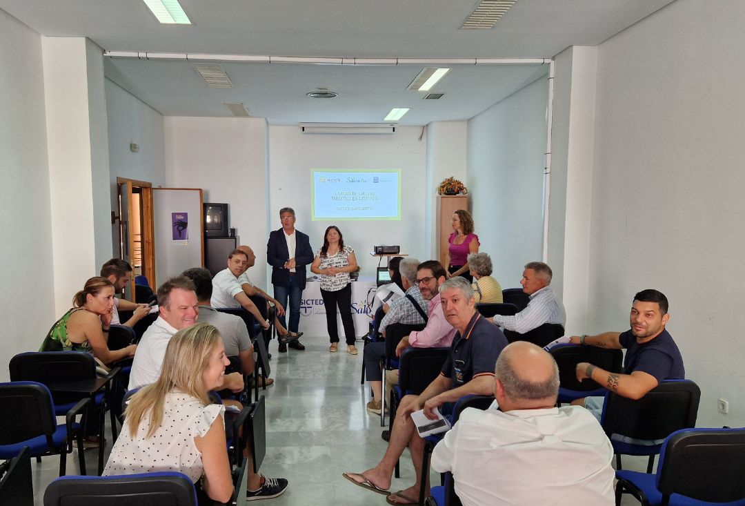 La primera reunión para la implantación del sello de calidad turística SICTED en Salobreña reúne a una veintena de empresarios