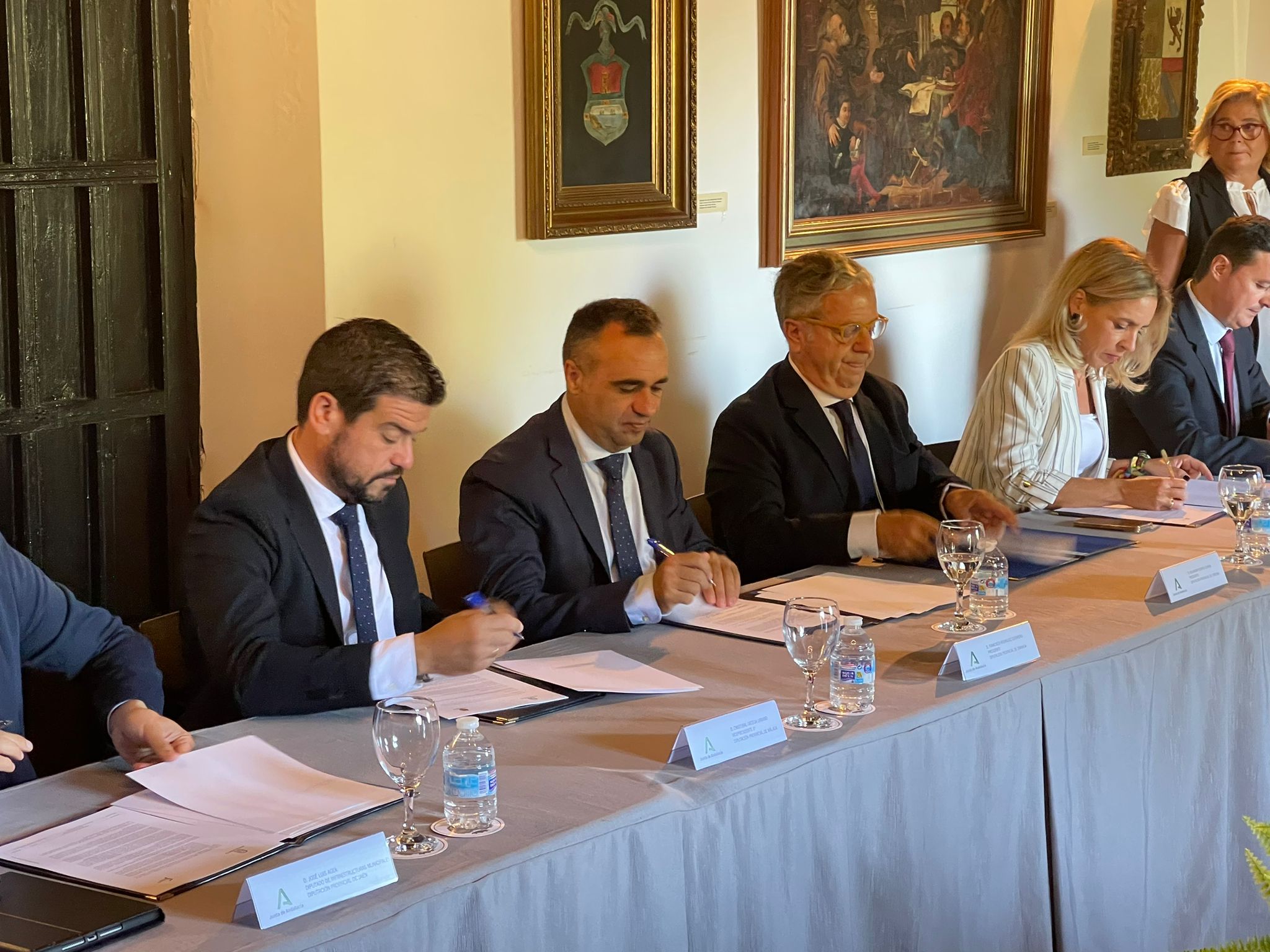 El presidente de Diputación firma el convenio para cofinanciar las obras con cargo al PFEA en Granada