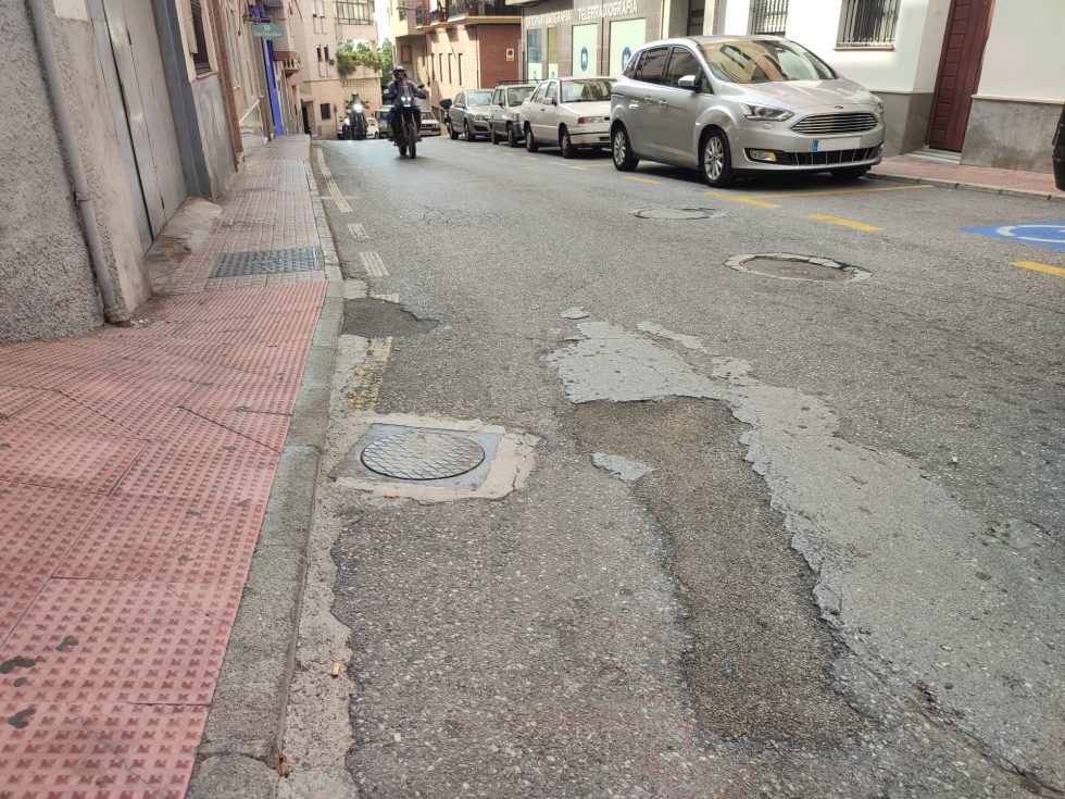 Almuñécar Unida para la Gente se suma a las quejas vecinales y demanda al Ayuntamiento reacondicionar el asfaltado del barrio de San Sebastián