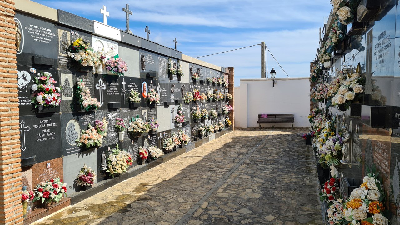 Se ultiman los preparativos en los cementerios de Salobreña de cara al Día de Todos los Santos