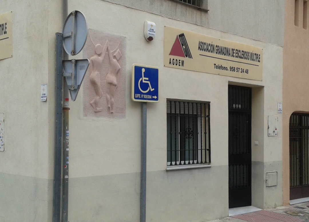 Prudencio Macías Domínguez inicia su reto 'Embárcate. Unidos por la Esclerosis Múltiple' visitando AGDEM Granada