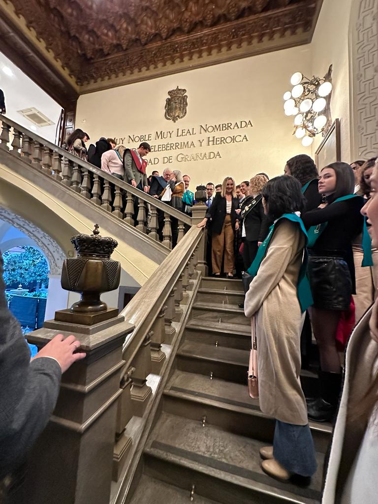Una representación de los colegios mayores y residencias universitarias adscritos a la UGR visitan el Ayuntamiento de Granada 
