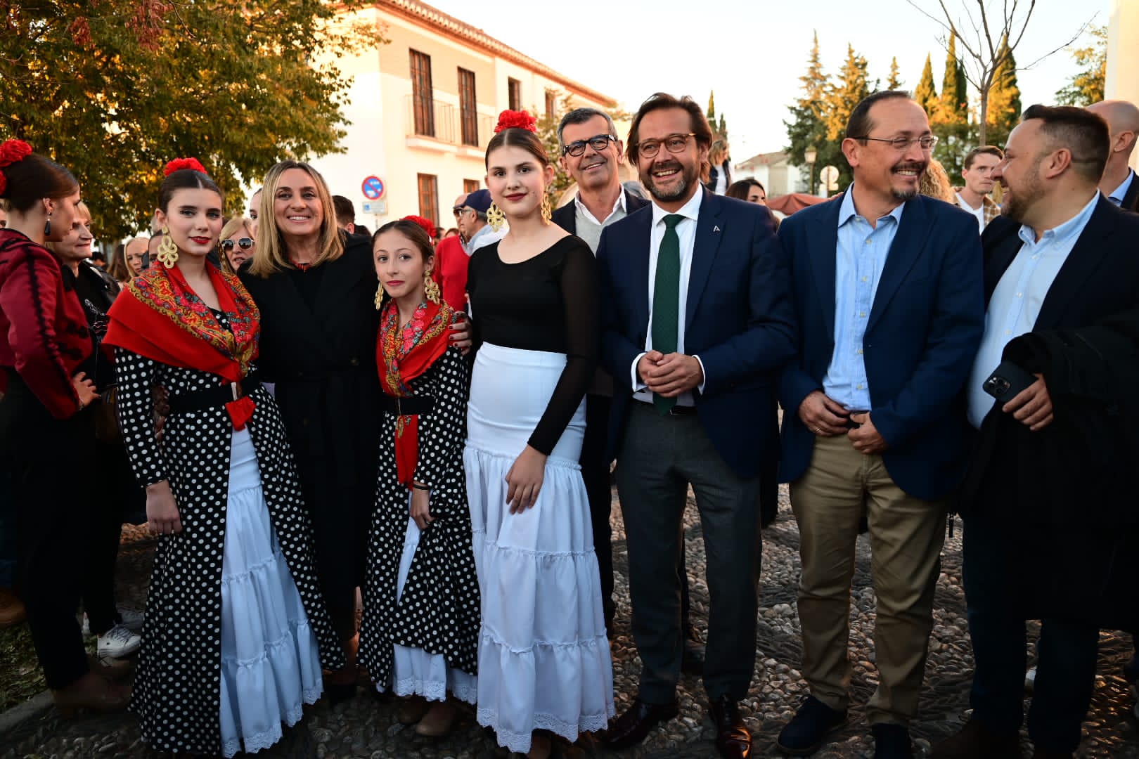 Con la puesta de sol desde el Mirador de San Nicolás y La Alhambra, Granada conmemora el día del Flamenco 
