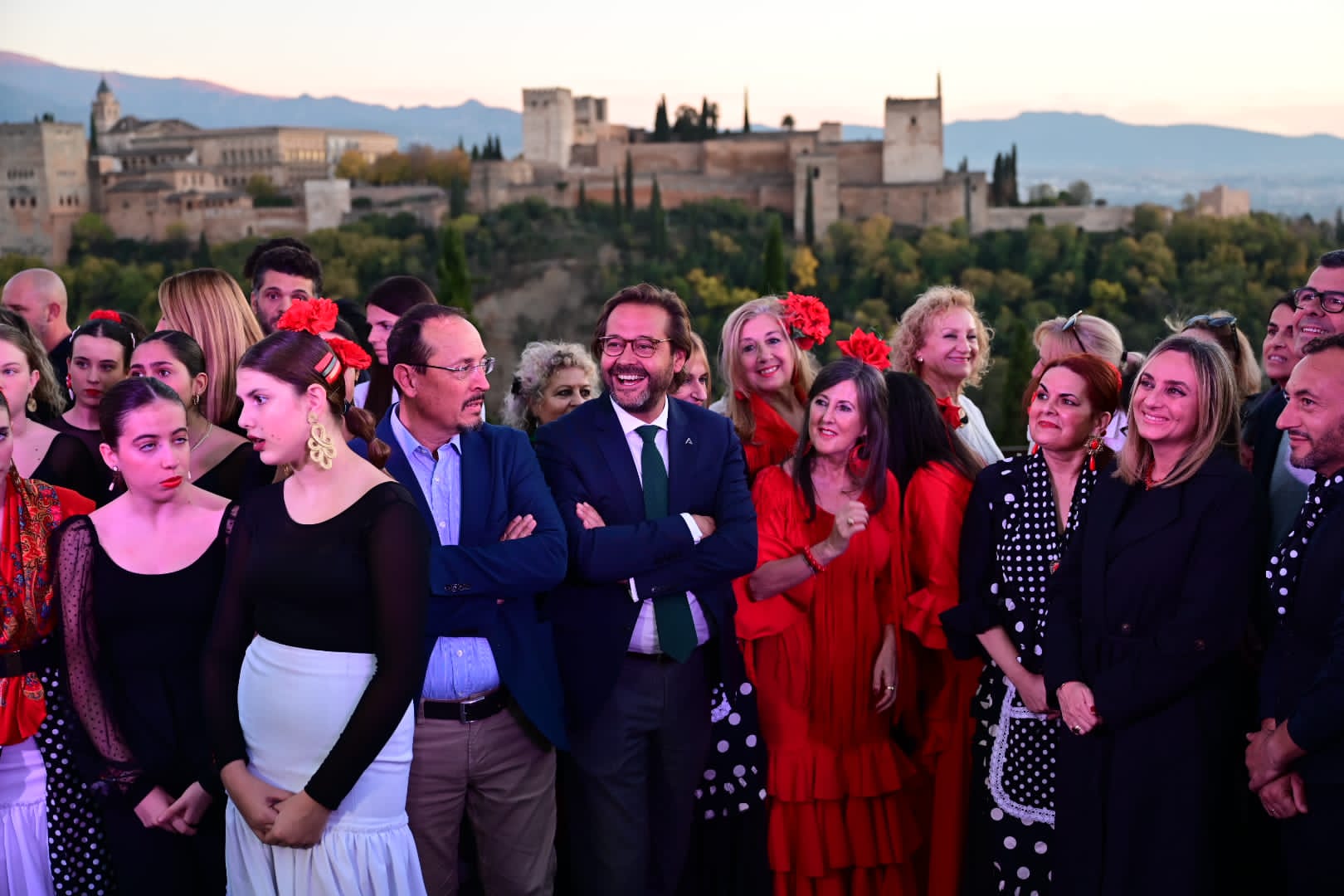 Con la puesta de sol desde el Mirador de San Nicolás y La Alhambra, Granada conmemora el día del Flamenco 