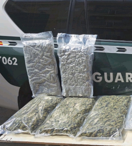 Una persona es detenida por la Guardia Civil por tráfico de marihuana en un control antidroga en Albuñol