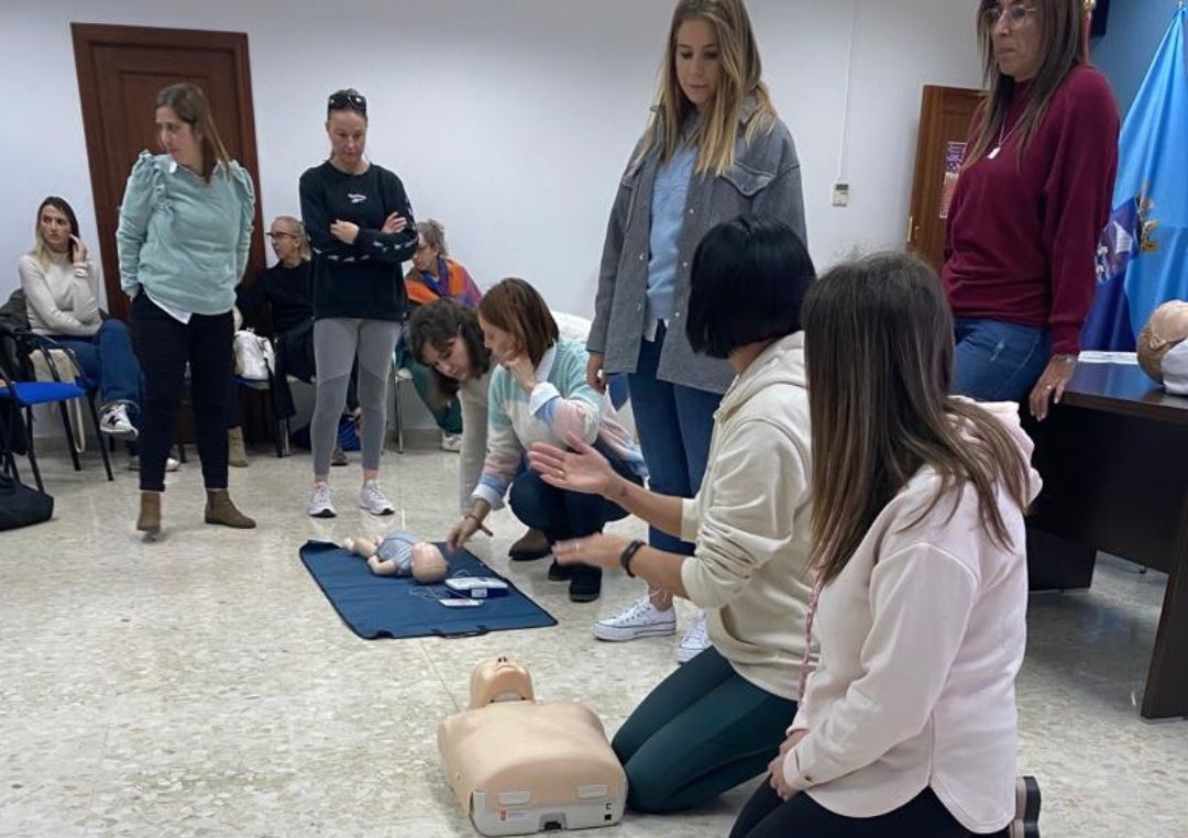 35 profesionales de las escuelas infantiles de Almuñécar y La Herradura participan en un curso sobre primeros auxilios
