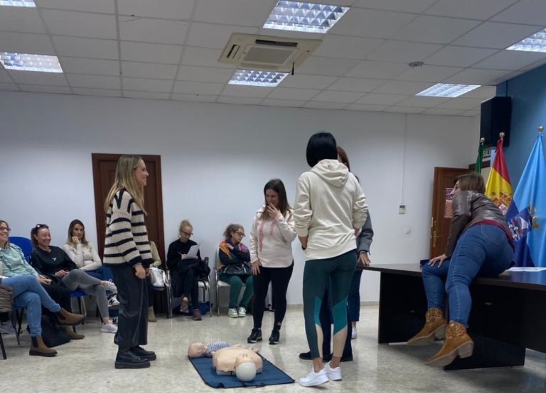 35 profesionales de las escuelas infantiles de Almuñécar y La Herradura participan en un curso sobre primeros auxilios
