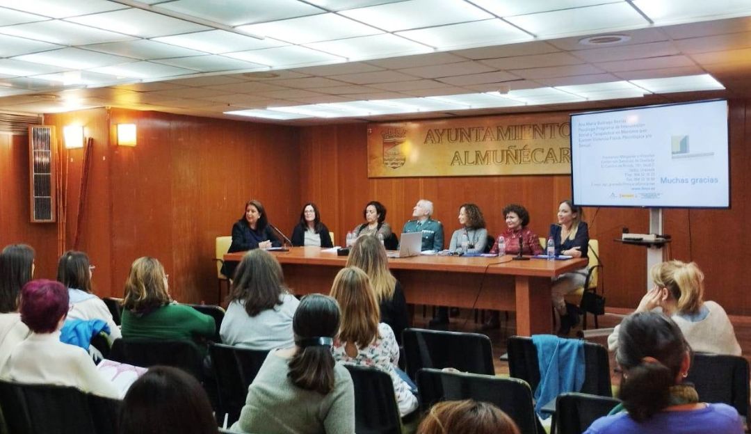 La jornada de formación sobre violencia  sexual reúne a más de sesenta profesionales de distintos sectores en Almuñécar