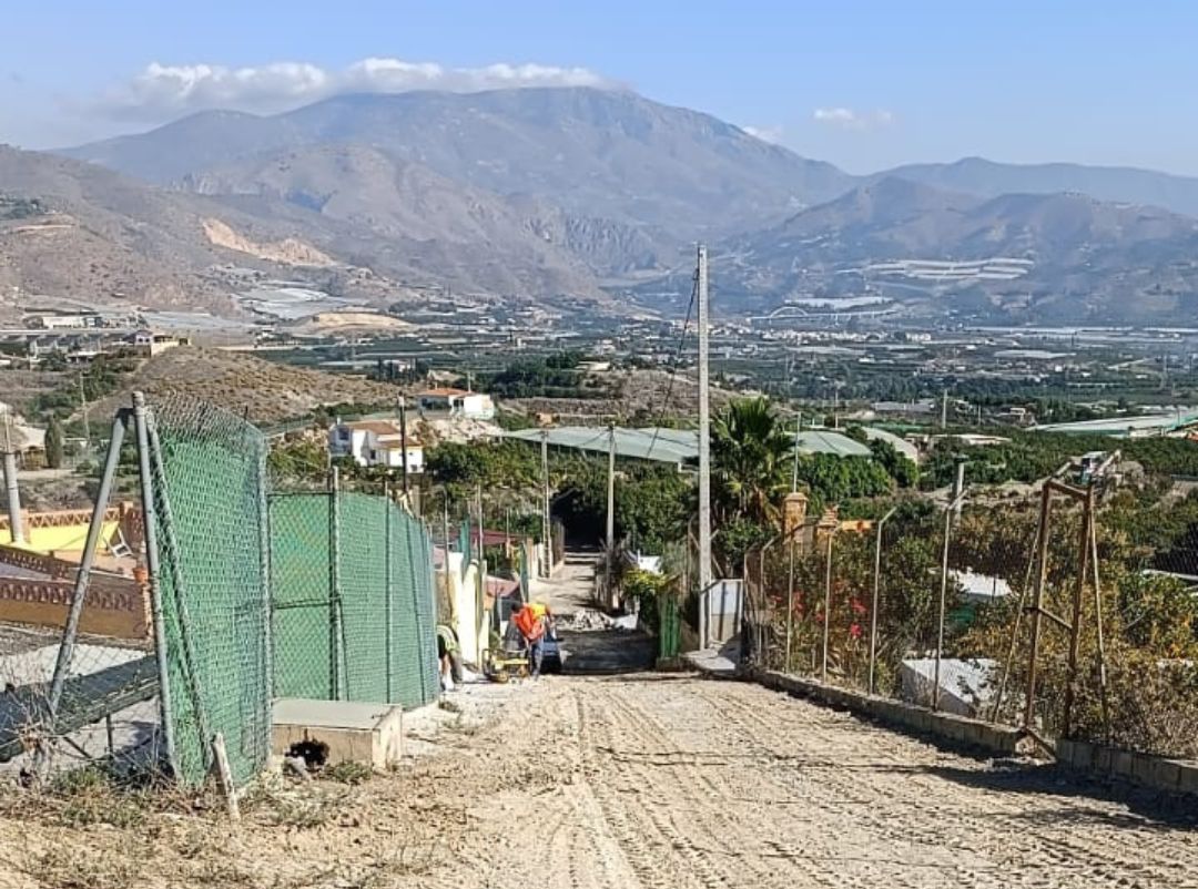 La campaña de arreglo de caminos rurales prosigue en Salobreña por la Cañada de Genaro y entre el camino de los Barreros al camino del Canal
