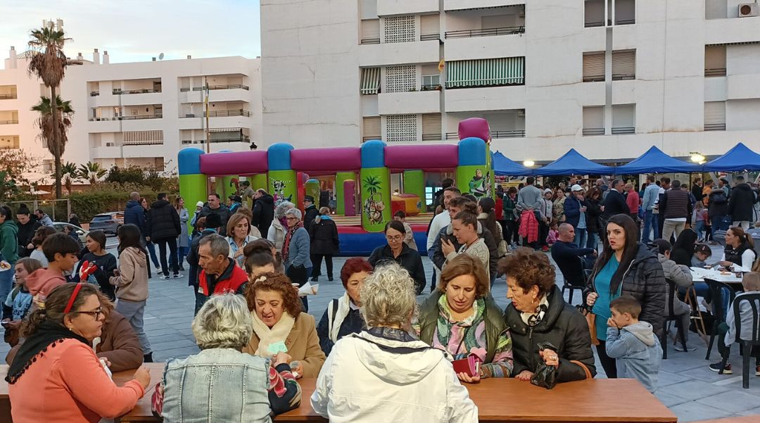 Cientos de personas participan en la 'Merienda Solidaria pro Cabalgata de Reyes' de La Herradura 