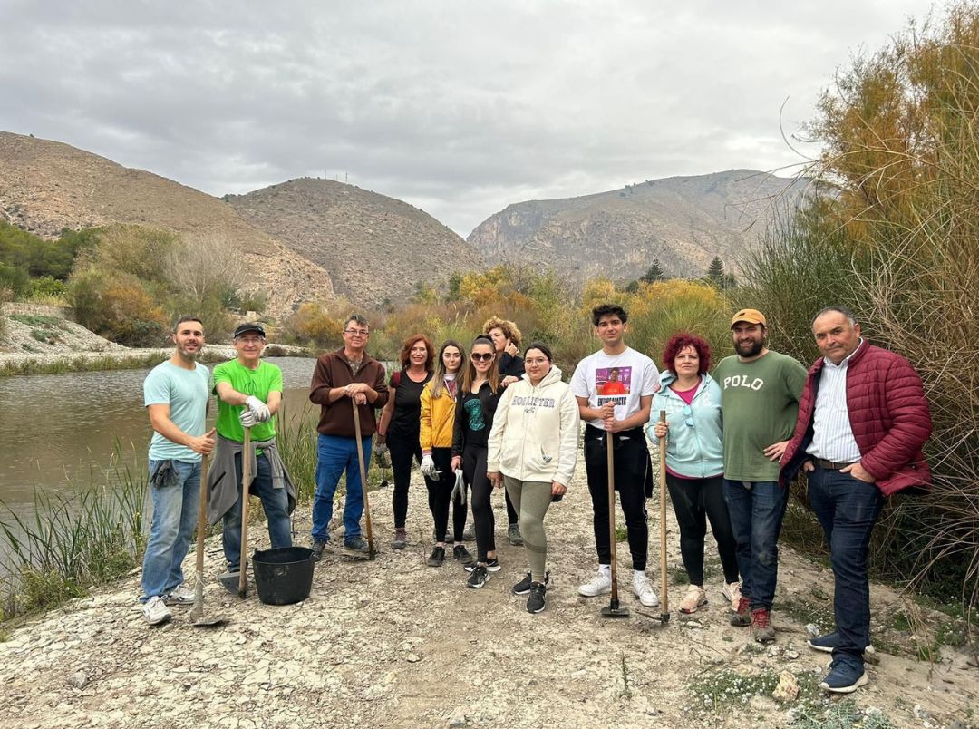 Ms de veinte voluntarios participan en la reforestacin del curso alto del Guadalfeo