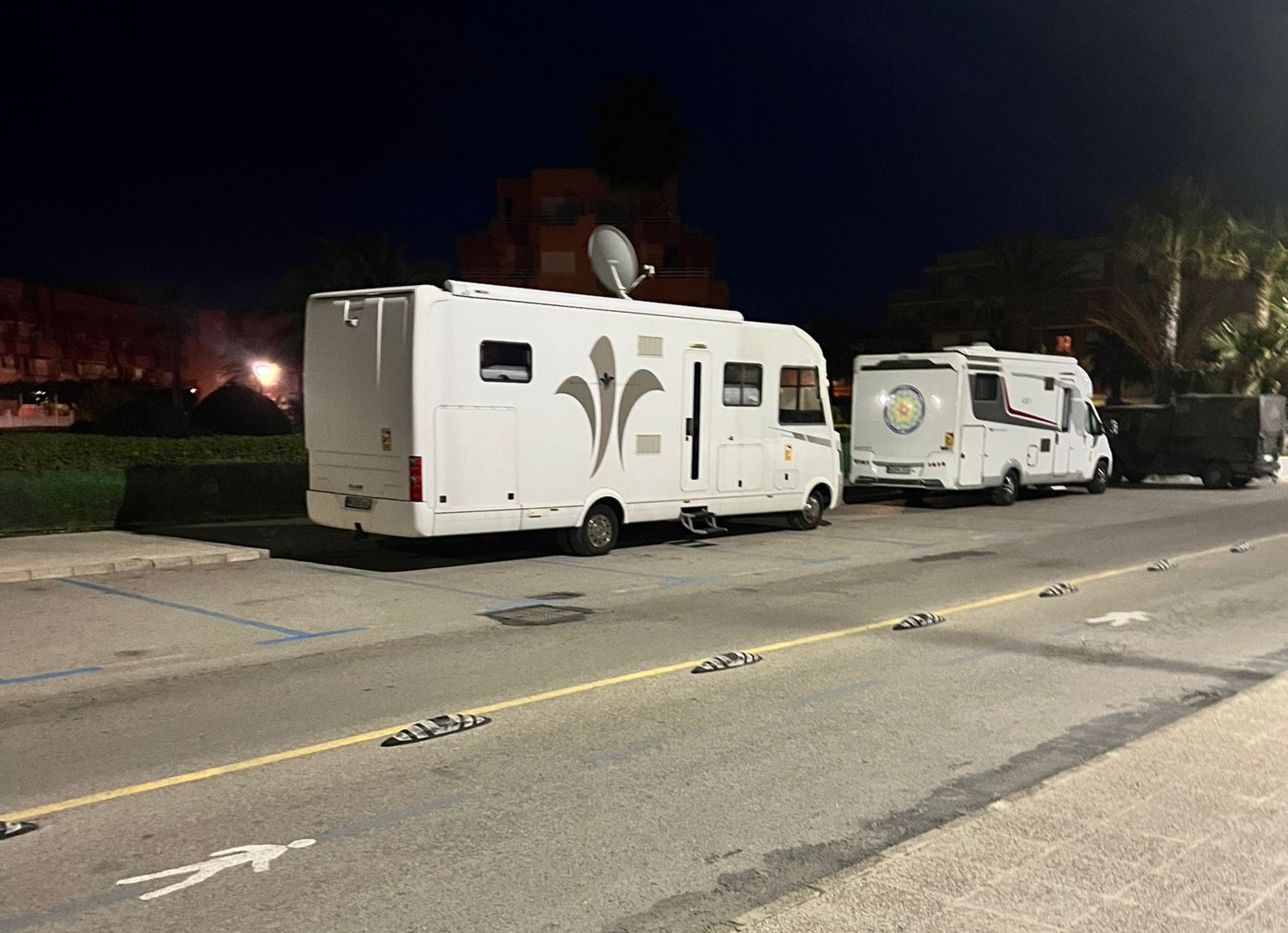El PP denuncia el incumplimiento de la ordenanza municipal sobre estacionamiento de caravanas en primera línea de playa en Salobreña