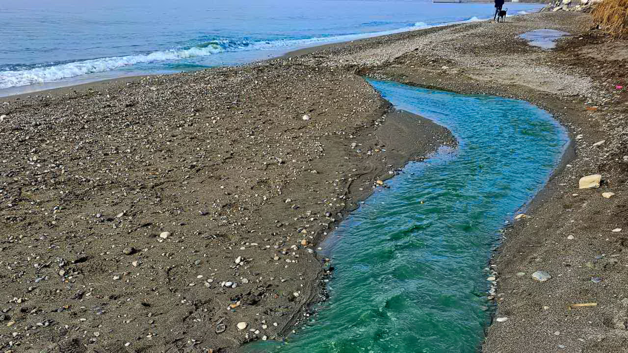El vertido azul en la playa de Salobrea podra haber sido 