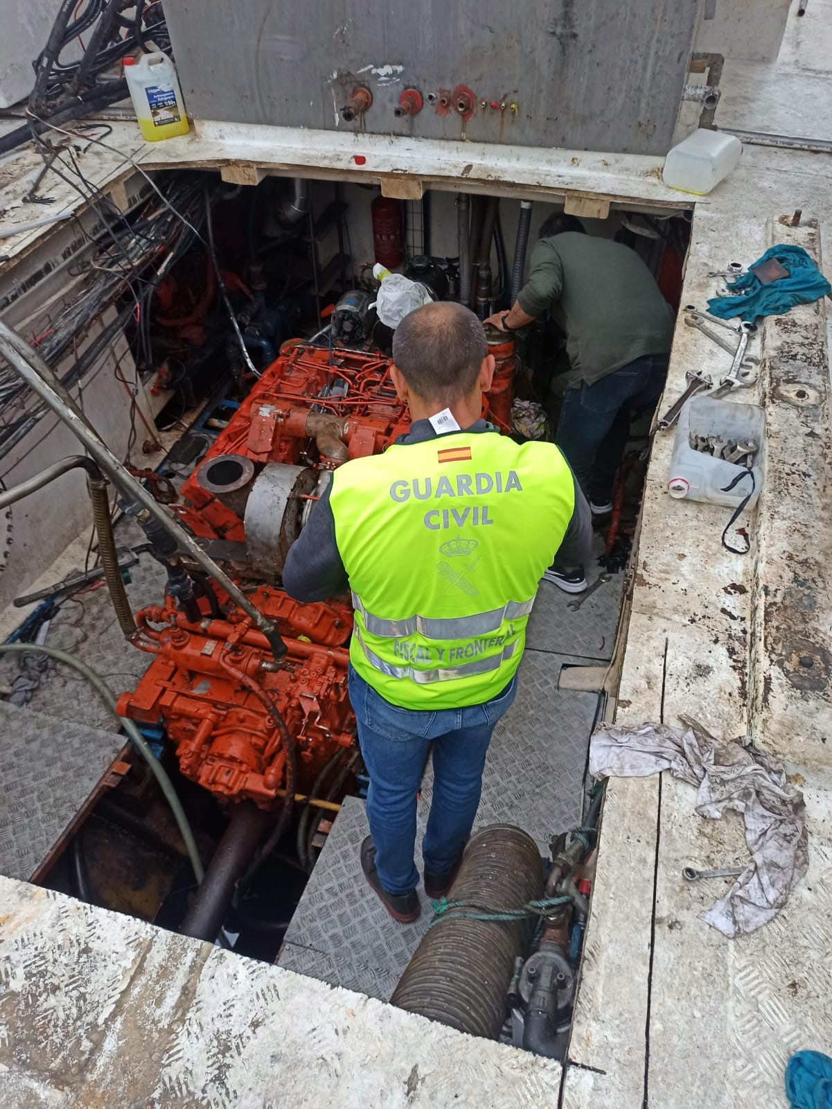 Se investiga a un hombre por el robo del motor de un barco de pesca en el puerto de Motril