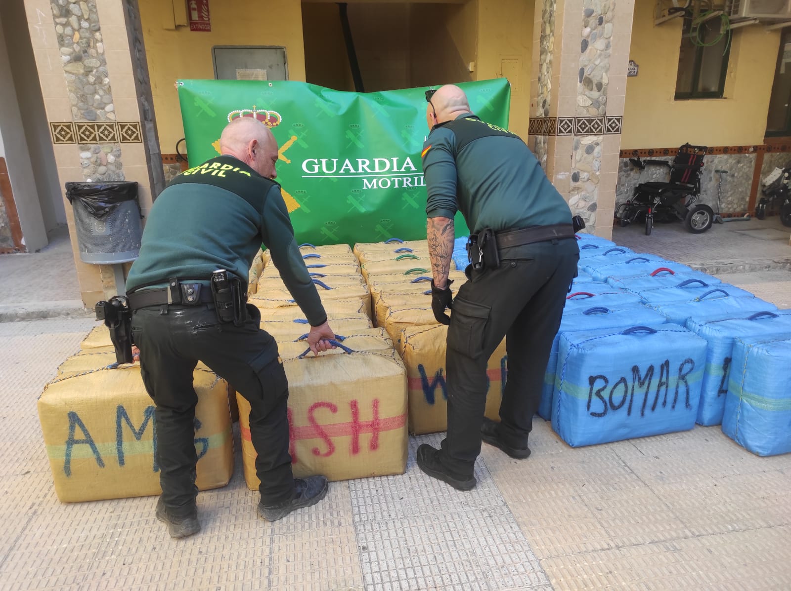 Incautados 1.841 kilos de hachs alijados en la playa Las Azucenas de Motril