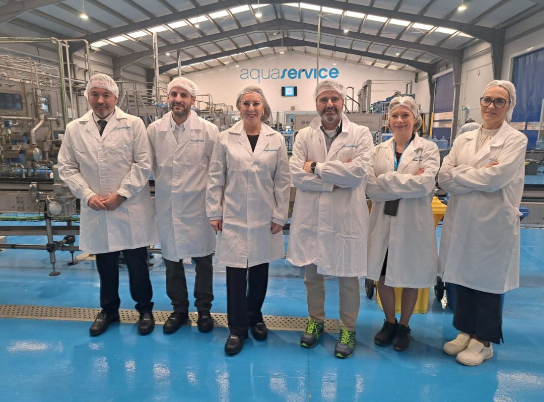 Carolina España destaca el fortalecimiento del sector empresarial andaluz en su visita a la empresa Aquaservice, en Cogollos de Guadix