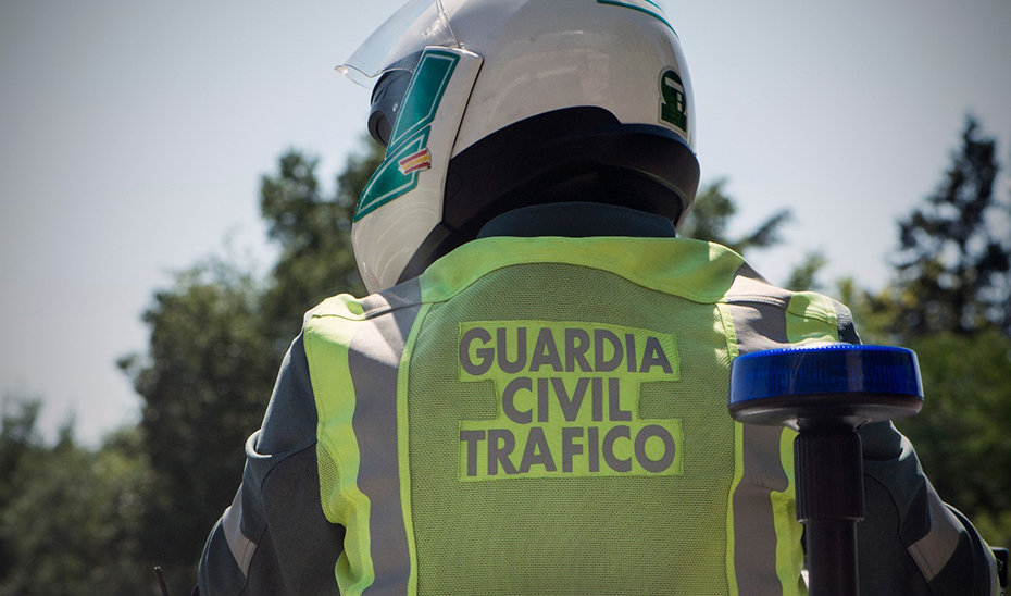 Muere un motorista al salirse de va y caer por un barranco en Guadix