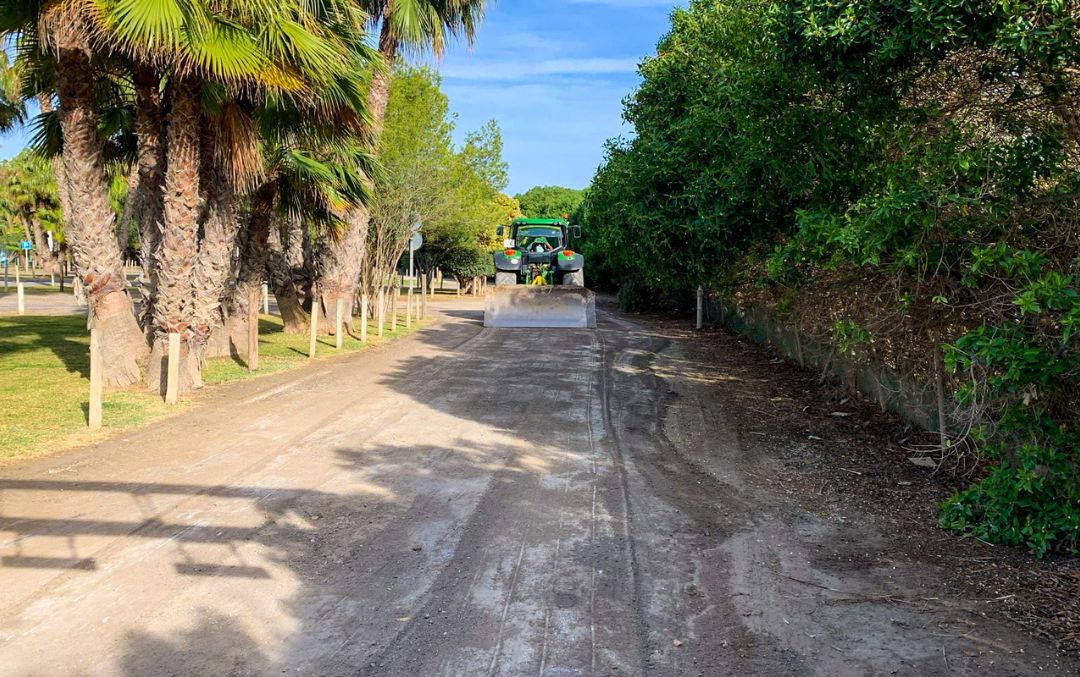 El Consistorio de Motril lleva a cabo trabajos de reparacin de la zona de aparcamiento de playa Granada 
