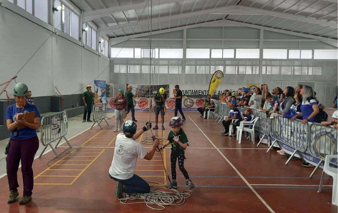 Jvenes de las Escuelas Deportivas de Albuol disfrutan de una nueva expedicin de espeleologa
