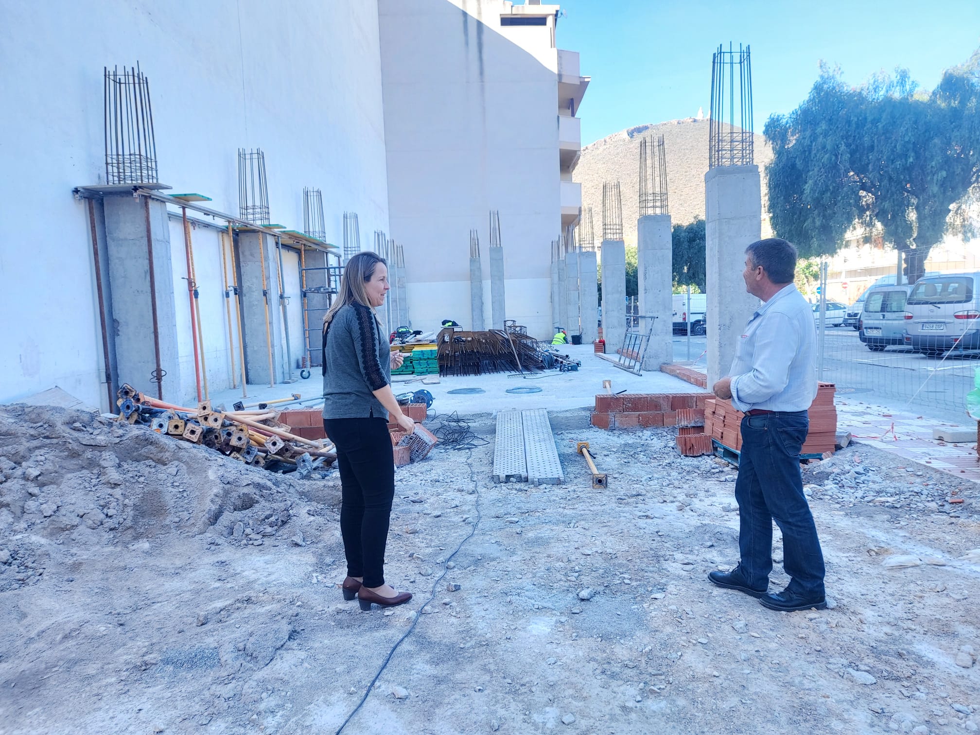 Arranca la construcción de un nuevo edificio en el centro de Castell de Ferro para desarrollar las actividades y los talleres municipales