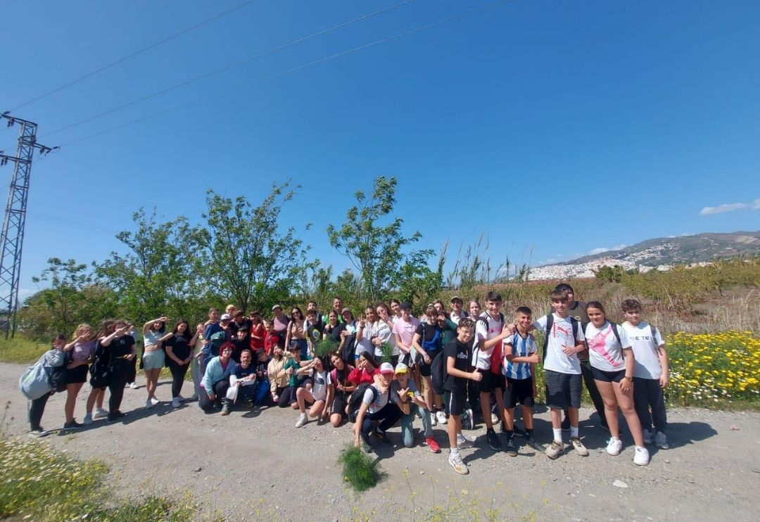 Alumnos del IES Nazar de Salobrea realizan una nueva plantacin de rboles autctonos en el ro Guadalfeo