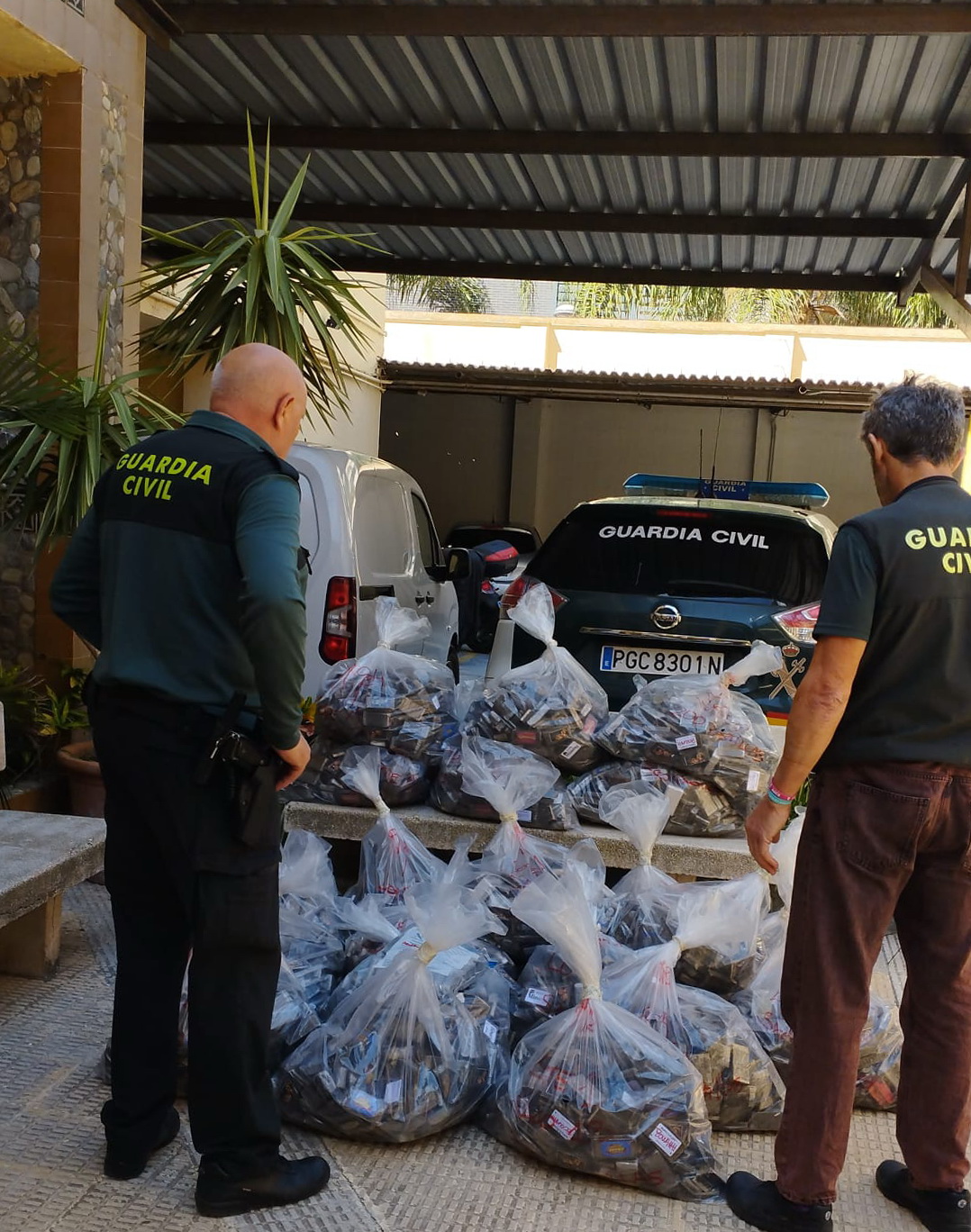 La Guardia Civil descubre 456 kilos de hachs en el techo de un semirremolque durante el control fiscal-aduanero y de seguridad en el puerto de Motril 