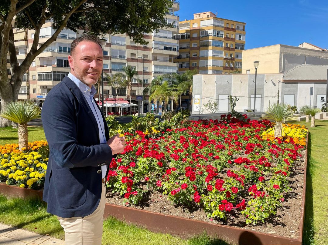 La primavera inunda de color a Motril tras la plantacin de ms de 20.000 flores en el primer cuatrimestre de 2024