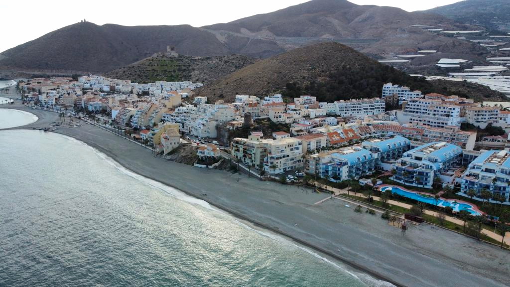 Castell de Ferro afronta la temporada con dos banderas azules tras conseguir para la playa de Cambriles